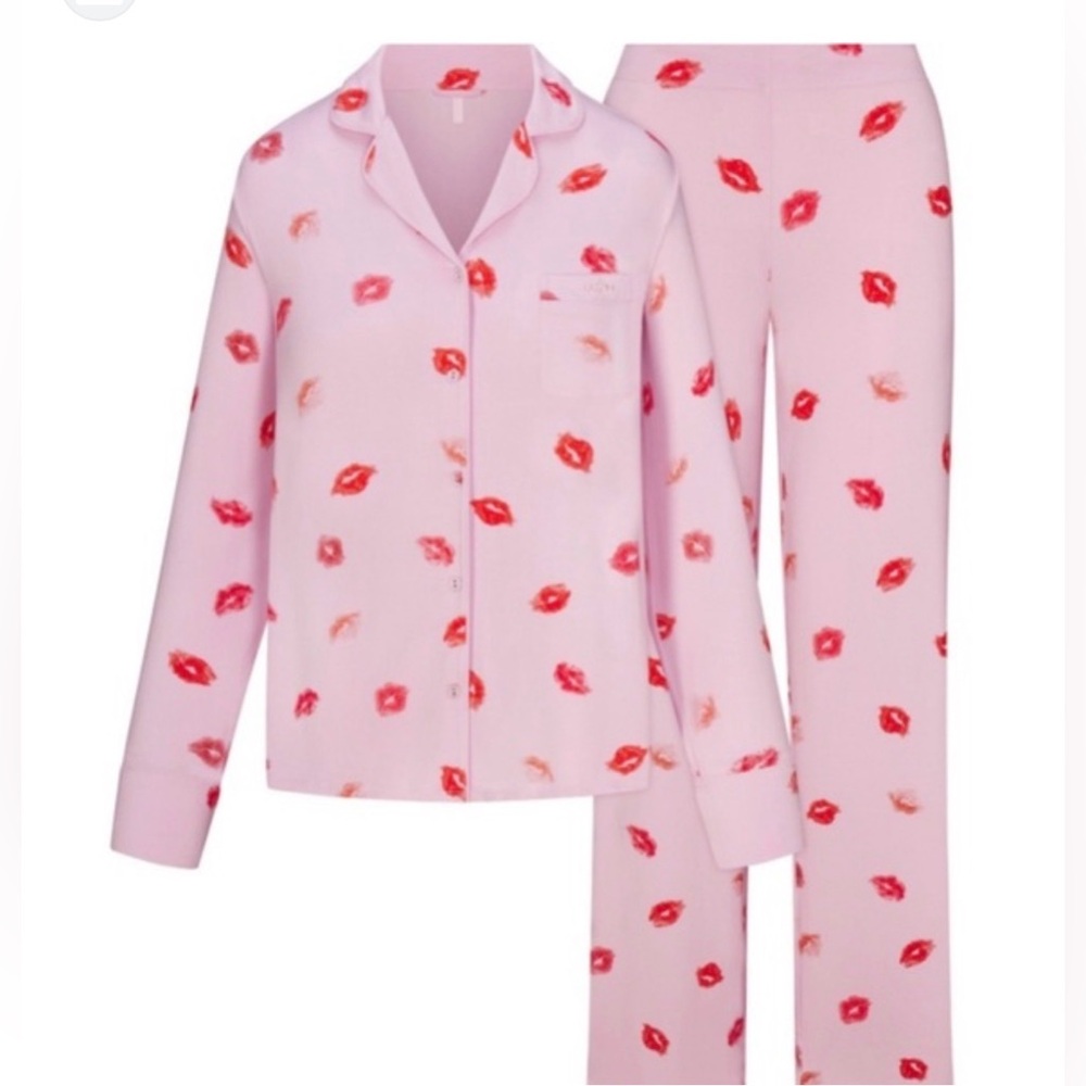 Skims Sleep Cherry Blossom Lipstick
Pajama Set